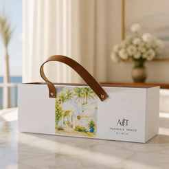 Cesta 32x15x12 personalizada com alças em couro caramelo para convite padrinhos e brindes.