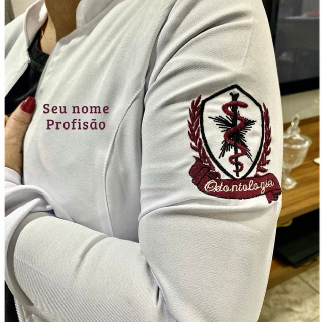 Jaleco branco feminino bordado nome + logo diversas profissões gola padre com punho e zíper