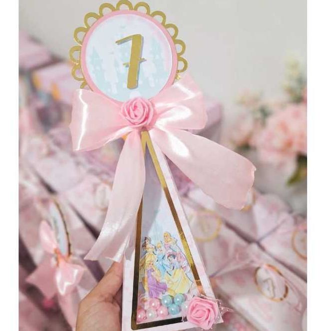 ✨ Caixa Pirâmide / Cone Vitrine Luxo - Princesas, Disney - Papelaria Personalizada - Lembrancinha de Festa