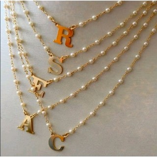 colar letra inicial con pérolas folheado a ouro 18k  feminino