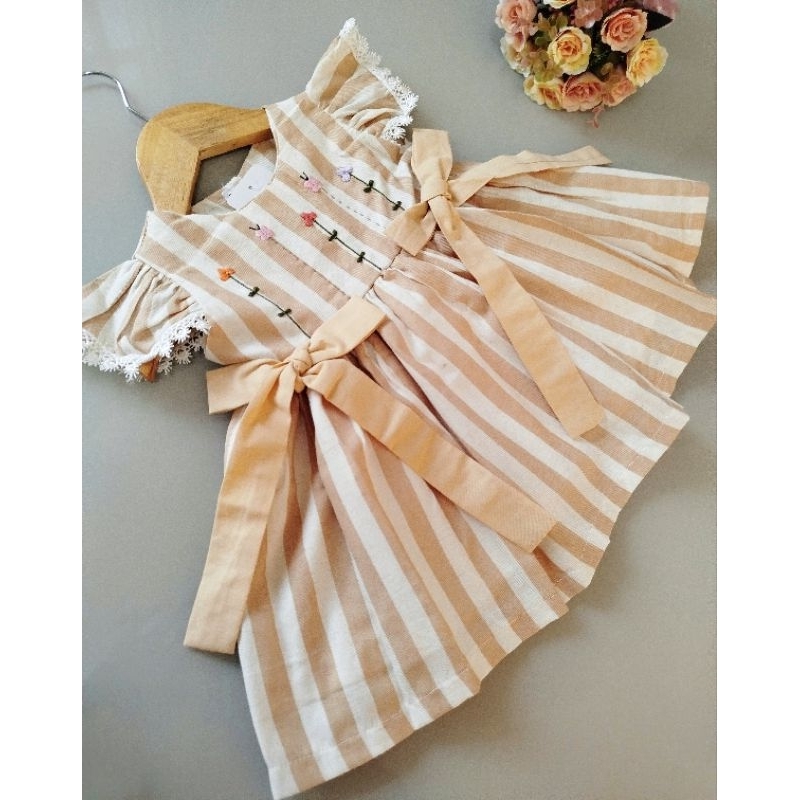 Vestido para bebê bordado / Vestido infantil listrado Nude e branco / Vestido para bebê bordado borboletas e flores