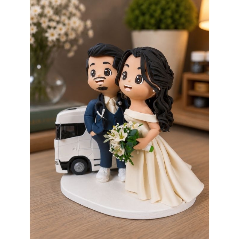 Topo de Bolo Casamento Noivinhos Caminhão Personalizados feitos a partir de fotos do casa…