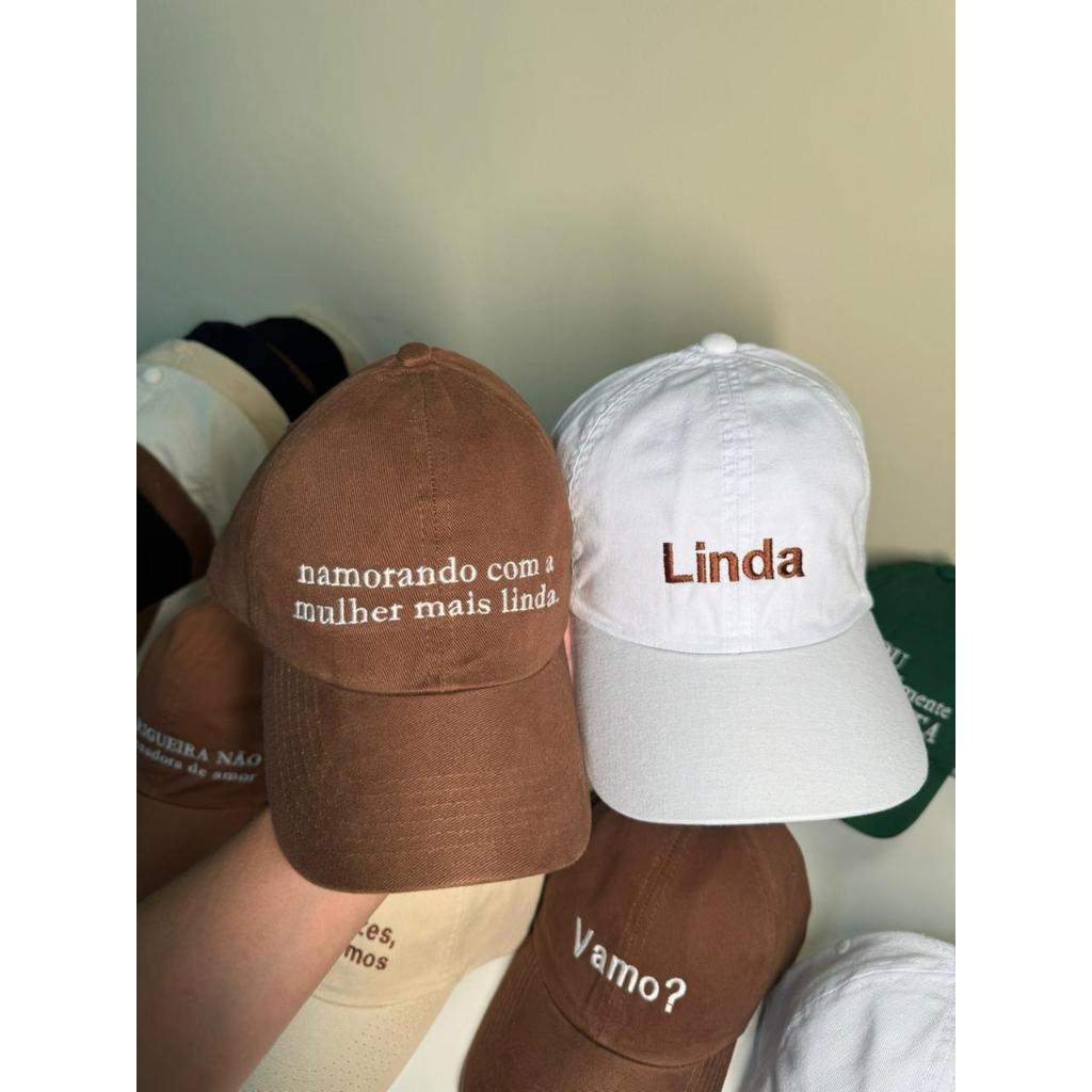 kit com 2 bonés personalizados com as frases: ( BONÉ 1: "namorando com a mulher mais linda." BONÉ 2: "linda")