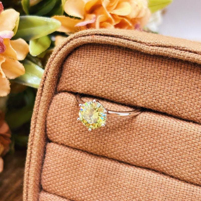 Anel Feminino Solitário com Moissanite Verde 8mm em Prata 925 Sofisticado e Elegante · foto 2