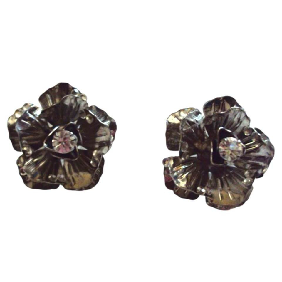 033 Bjb- Um Par de Brincos- Flor- Strass- Metal Prateado- Artesanal- Acessórios de Moda
