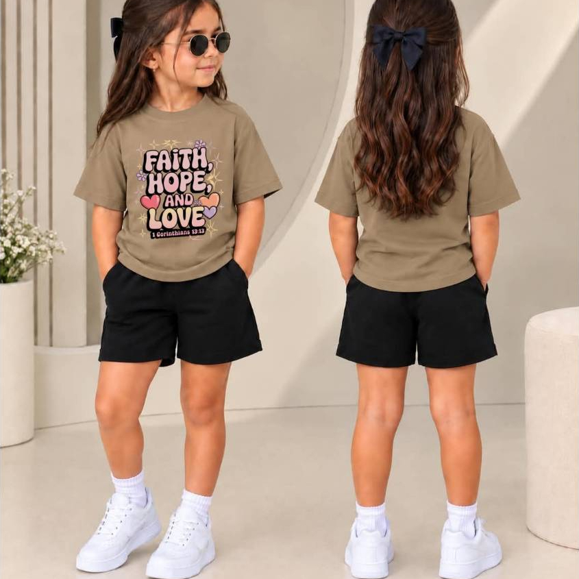 Para Brincar Livremente e Arrasar Conjunto Feminino Infantil com Camiseta Estampa Frase Religiosa e Short de Moletom