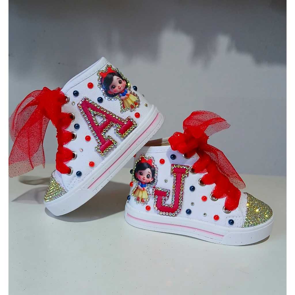 tênis botinha personalizados temático tema branca de neve com letra inicial menina