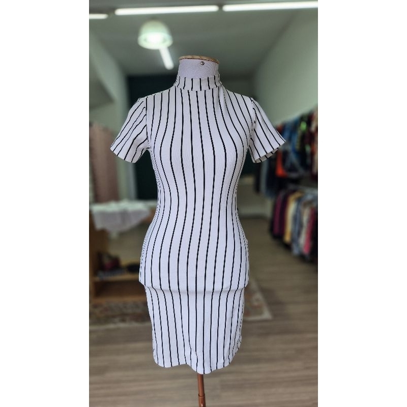 Vestido Tubinho Canelado Listrado Gola Alta - Detalhe Aberto nas Costas - Seminovo
