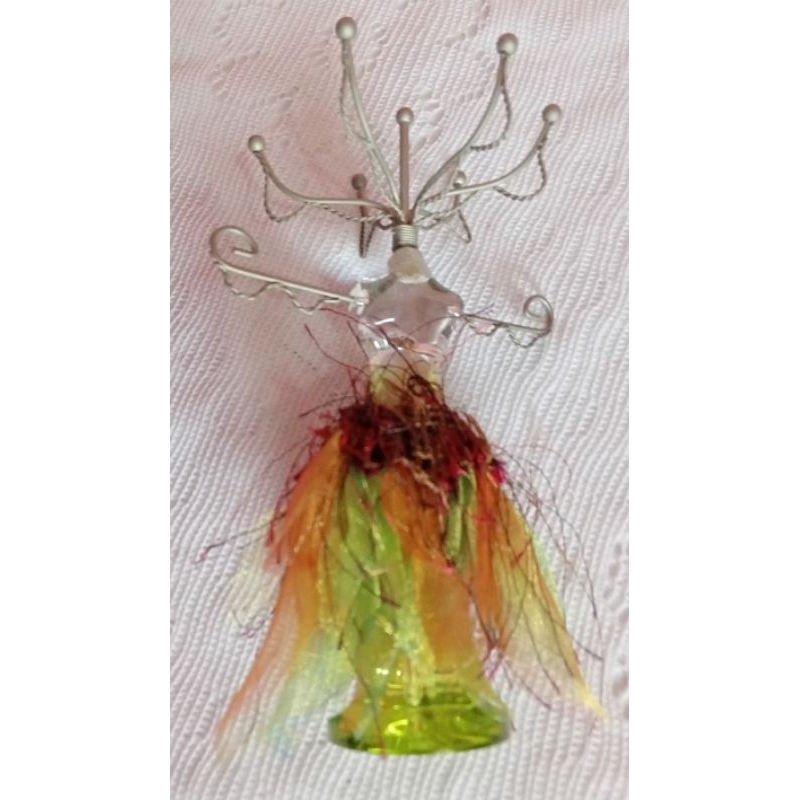 porta joia em acrílico translúcido com roupa de fadinha lindíssimo para colecionismo e decoração.