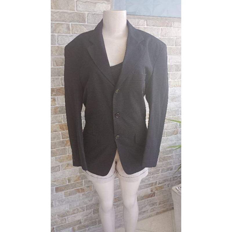 Terno masculino preto com risca de giz, forrado com ombreiras tamanho 42, brechó.