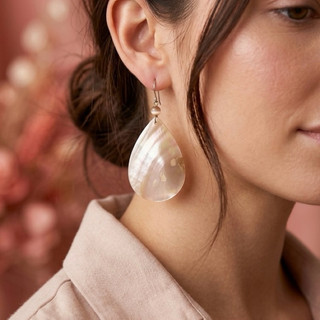 Brinco Gota Madrepérola | Rosa ou Natural - Delicado Boho