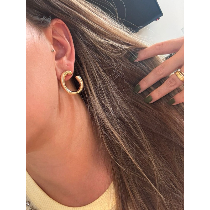 ✨ Brinco Argola Moderna Dourada – Elegância Minimalista ✨