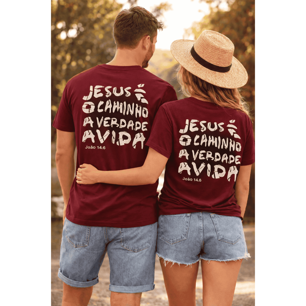 Kit 2 Camisas Camisetas Combo Casal Gospel Religioso Cristã Frase Deus no Controle Tendência Oferta