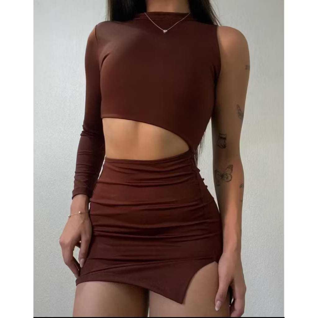 vestido duda de uma manga e fenda na perna em Oferta na Shopee