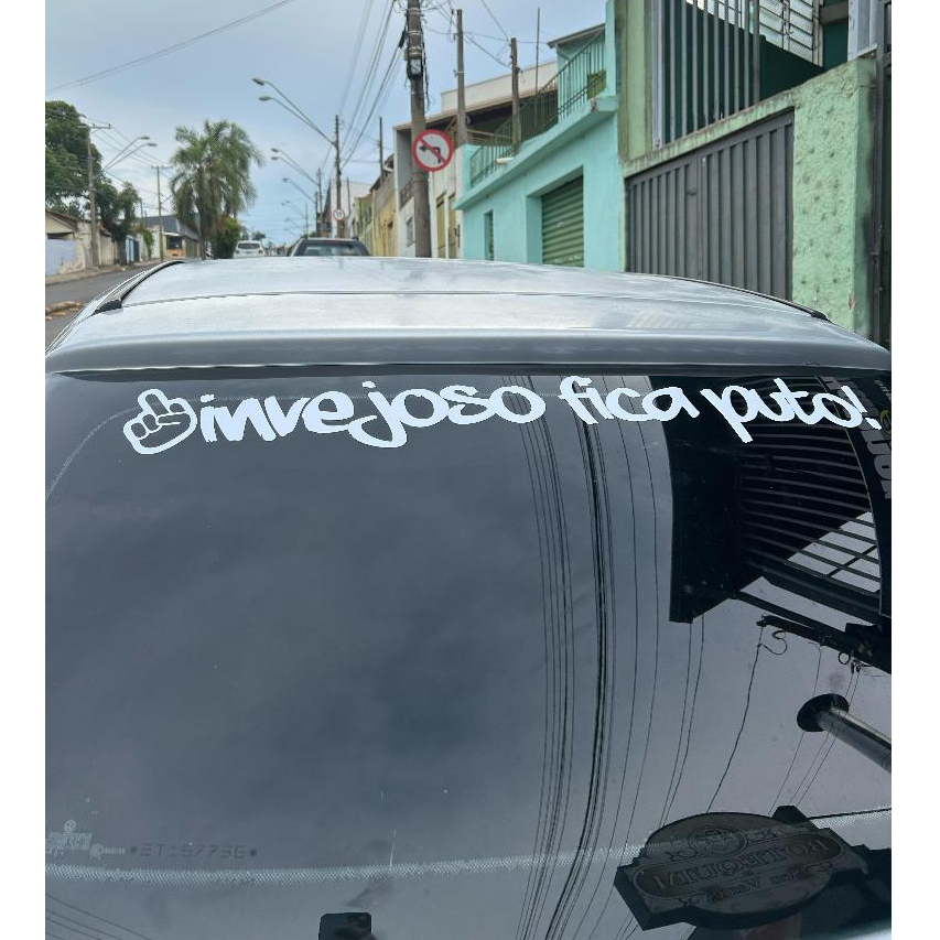 Adesivo Frase Parabrisa Invejoso Fica Put* 80x12cm Resistente Fácil Aplicação