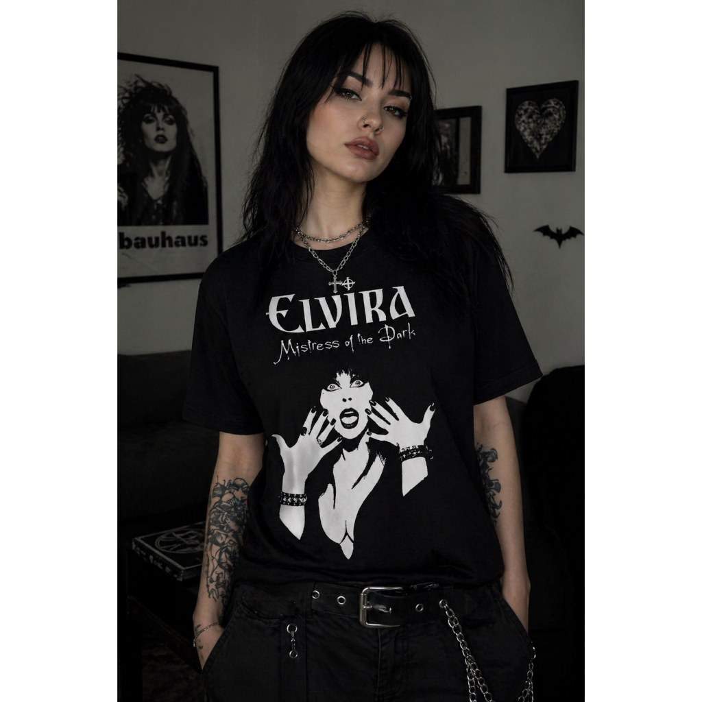 Camiseta Preta Estampa Elvira Moda Feminina Dark Estilo Alternativo 100% Algodão Premium Casual Confortável Estilosa