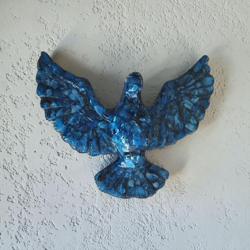 Estatueta Pomba do divino espírito santo de parede medindo 18x26x3cm em resina e madrepérola.