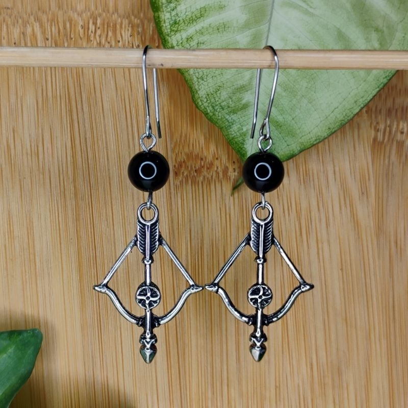 Brinco Arco e flecha com pedra natural onix artesanal