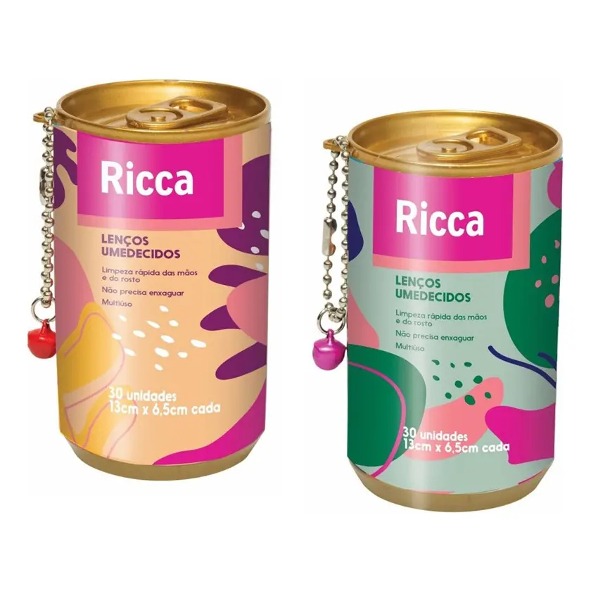 Duas latas metálicas decoradas da marca Ricca contendo lenços umedecidos, uma com tons de amarelo e outra com tons de verde, ambas com correntes e pingentes.