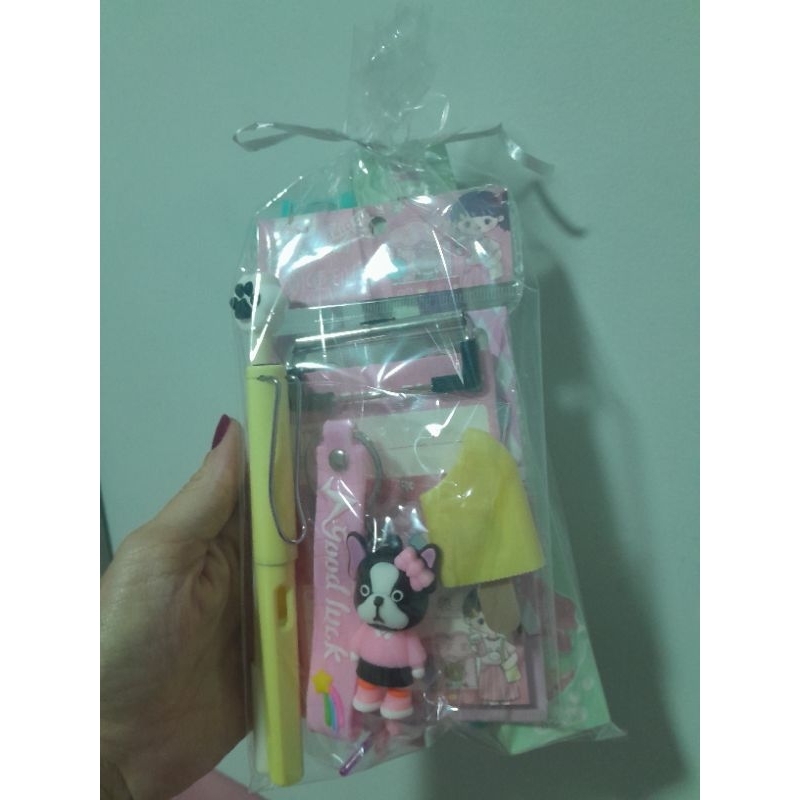 sacolinha surpresa de papelaria contém 10 itens sortidas de papelaria fofa
