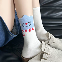 Pacote com 12 Pares de Meias Divertidas Multicoloridas – O Combo Perfeito de Conforto e Durabilidade!