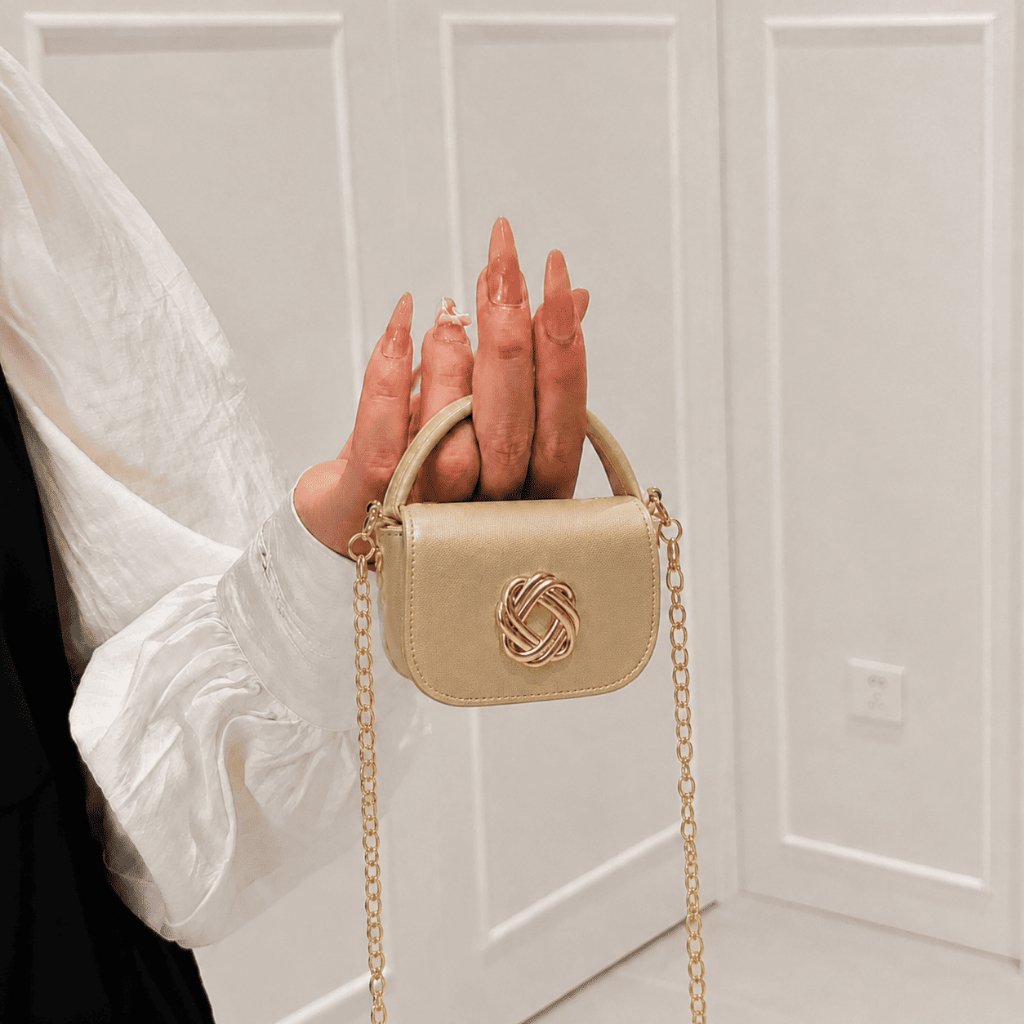 Mini Bolsa Feminina Preta com Metal de Flor Dourado – Elegante e Sofisticada