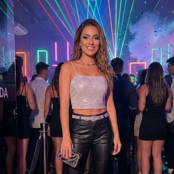 cropped feminino de alcinha, tamanho p, na cor branca com lantejoulas. possui bojo e é ideal para festas e eventos