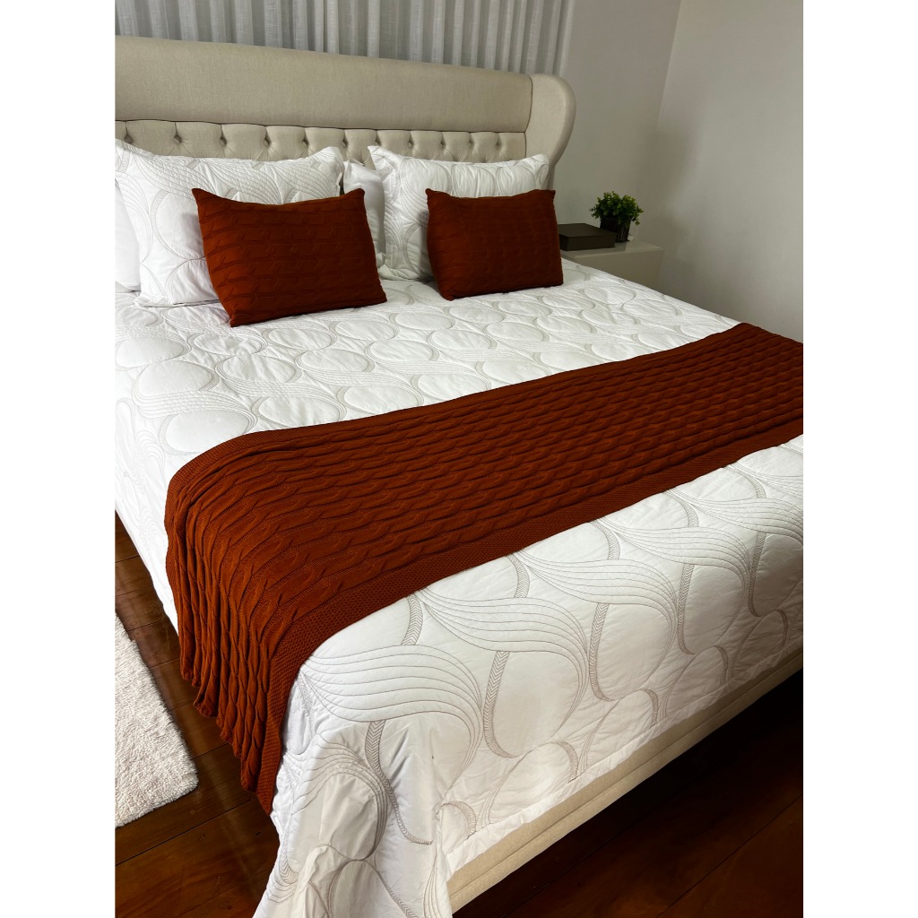 Kit Peseira Decorativa Tricot Trança Cama Queen 230x60cm + 2 Capas