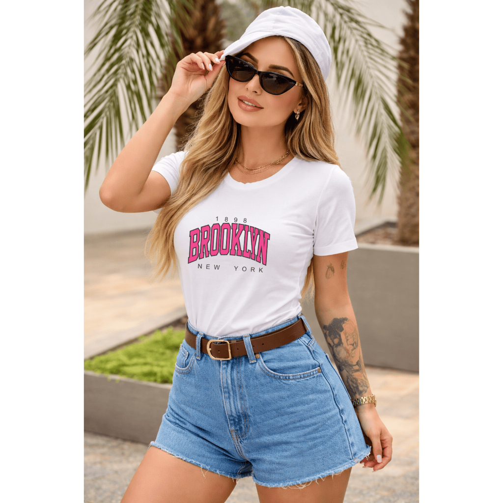 Camiseta Tradicional Manga Curta Feminina Brooklyn Estampa Rosa | Premium | Casual Urbano