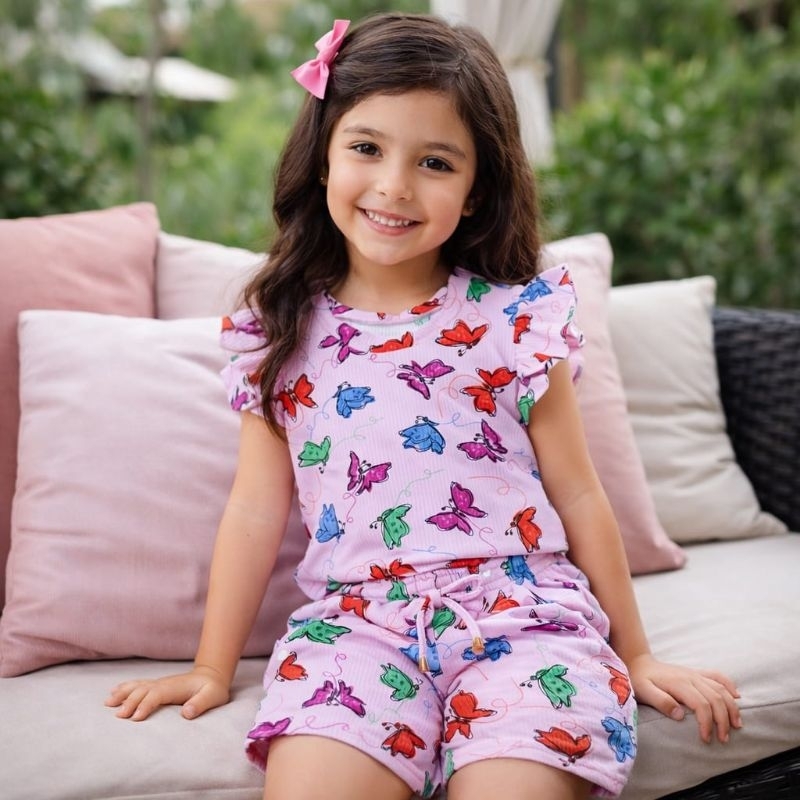 conjunto infantil feminino estampado rosa com estrela e lua , blusa com babado na manga e shorts canelado de 2 a 6 anos.