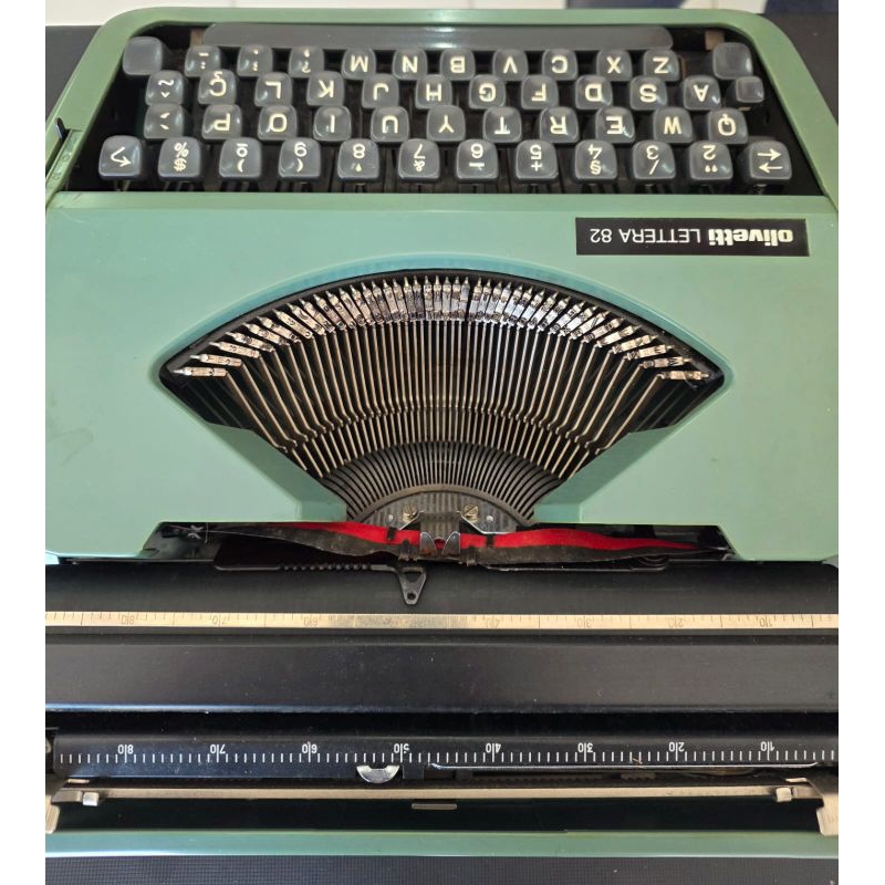 Máquina de Escrever Olivetti Lettera 82 - Vintage / Coleção / Decoração