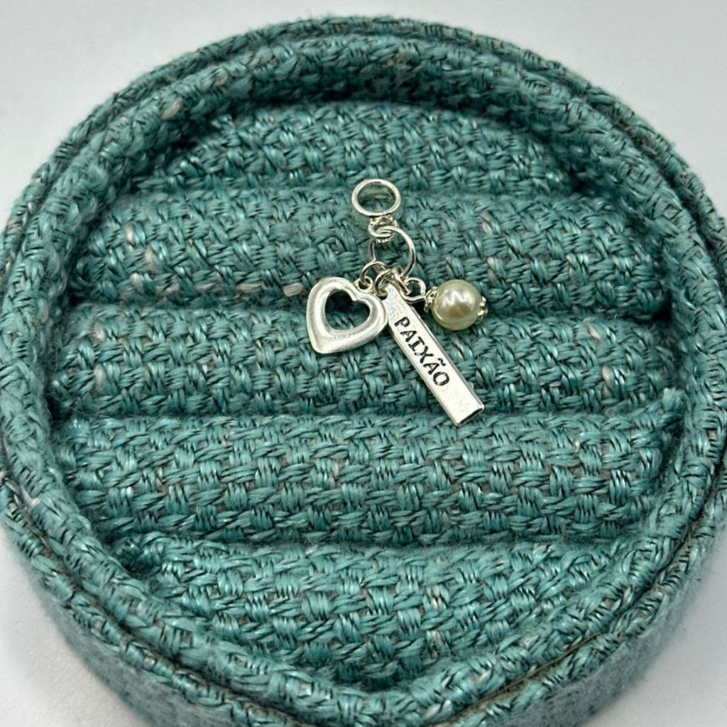 Berloque patua coração vazado pérola placa paixão prata 925