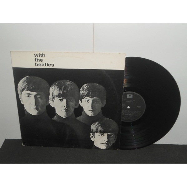 lp Vinil With the Beatles nacional 1964 rel. em 1988  disco ZERADAÇO capa com leve amarelado devido ao tempo