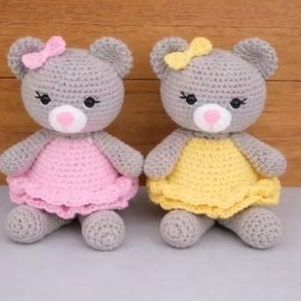 Ursinha em amigurumi PELE CINZA , medindo aproximadamente 16 cm