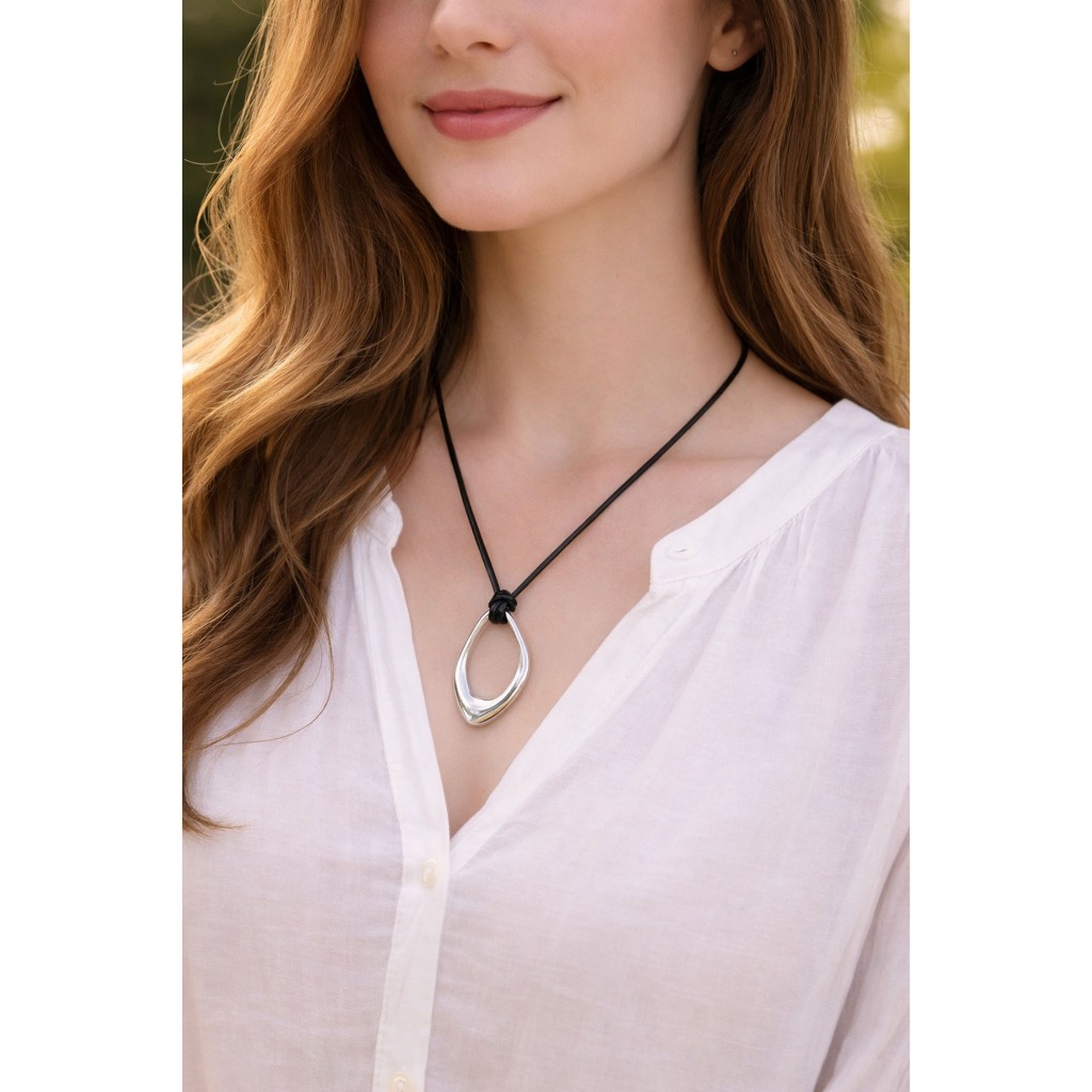 Colar Feminino Longo Couro Preto com Pingente Orgânico Prateado Elegante Moderno e Versátil para Look Casual e Social