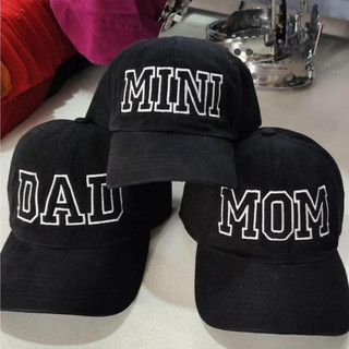 Boné dadhat bordado PAPAI MAMÃE + Irmã ou Irmão / MOM/DAD + Brother ou Sister. OUTRAS OPÇÕES VIA CHAT