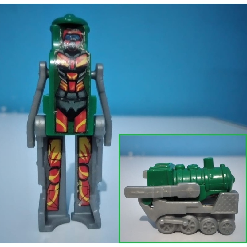 Miniatura trem locomotiva transforma robô coleção kinder ovo