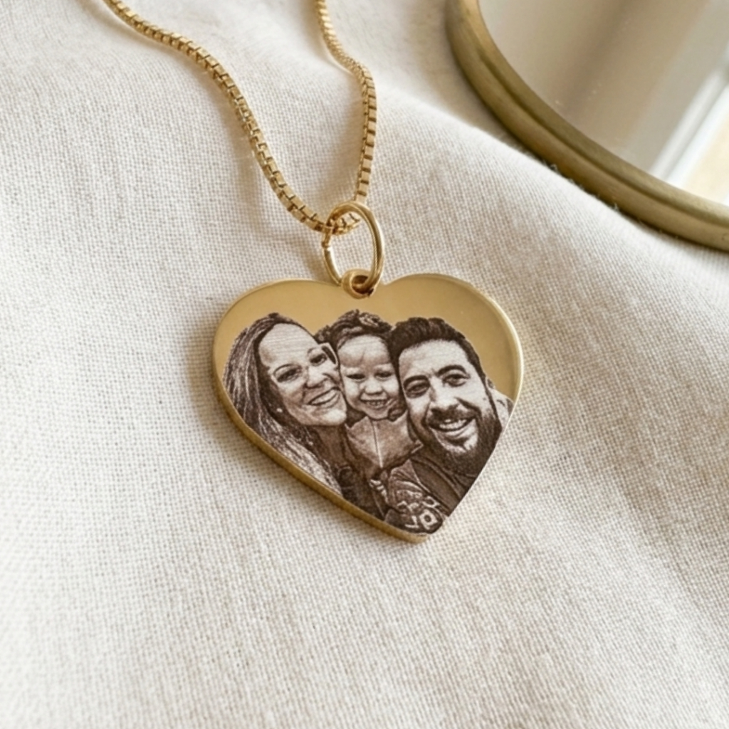 [SEMIJOIA] COLAR CORAÇÃO MEDALHA PERSONALIZADA FOTOGRAVAÇÃO A LASER BANHADO OURO 18K PRESENTE DIA DAS MÃES