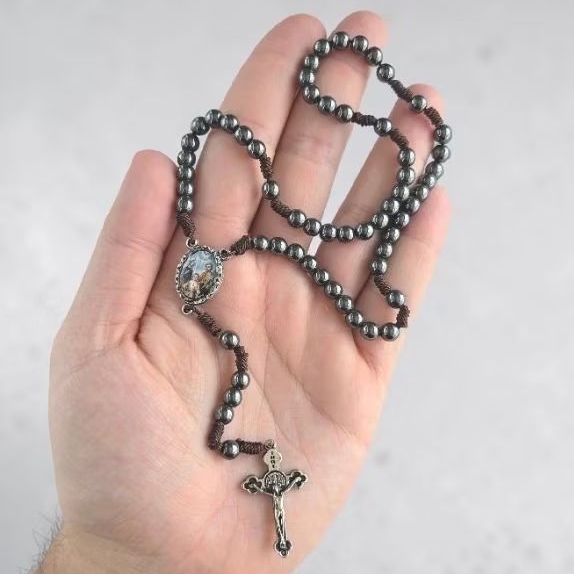 Terço Hematita Pedra Natural Santos Católicos + Crucifixo Prateado | Escolha o Santo