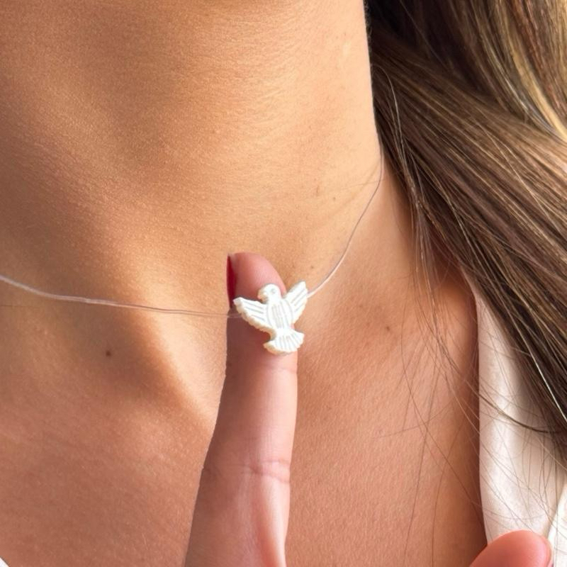 Colar Fio Invisível Pingente Divino Espírito Santo em Madrepérola Semijoia Folheada a Ouro 18k