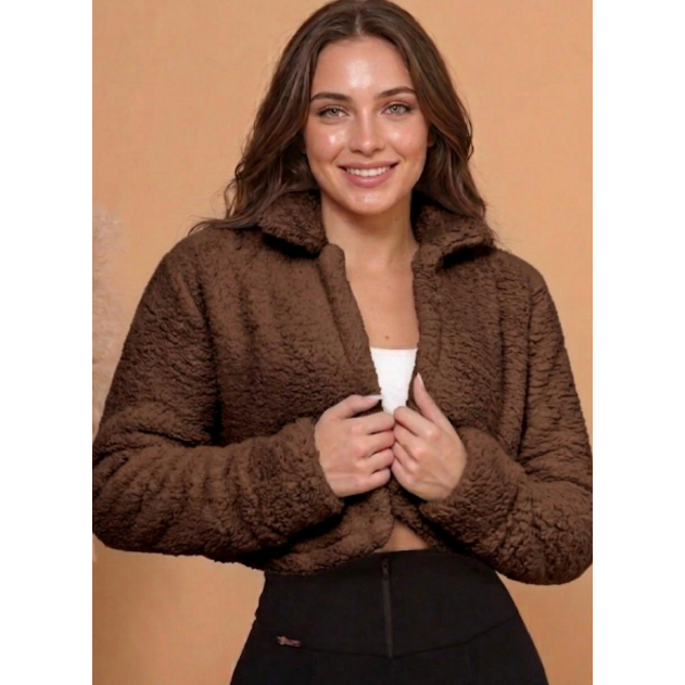 Casaquinho cropped Teddy feminino look moderno elegante para dias frios