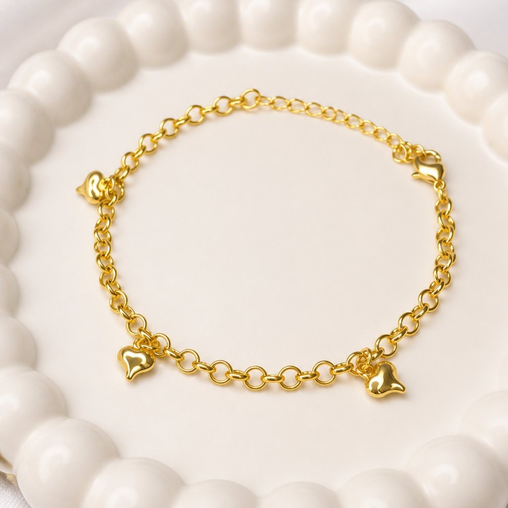 Pulseira Elo Português com Pingentes de Coração Banhada a Ouro 18k – Semijoia Feminina para Presente Dia das Mães e Namo
