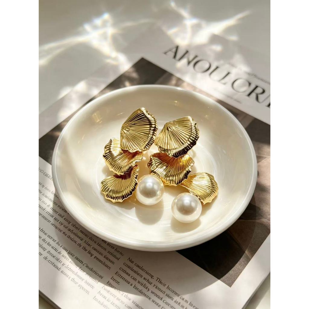 Brincos Femininos de Folha com Pérola em Aço Inoxidável Dourado, Antialérgicos e Elegantes
