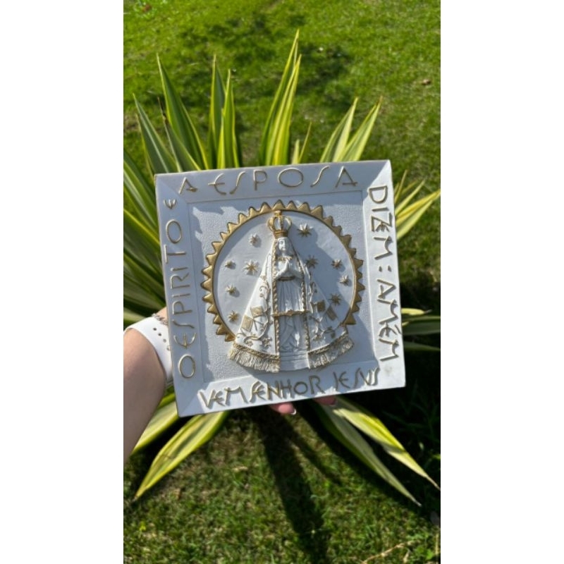 Placa Parede 20x20 Nossa Senhora Fátima Resina Perolada Artesanal - O Espírito e a Esposa Dizem: Amém - Vem Senhor Jesus