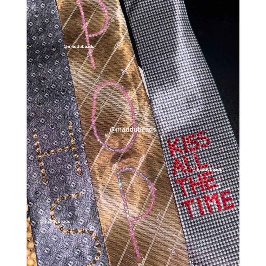 Gravatas Personalizadas Harry Styles | KISSCO/KATTDO - TOGETHER TOGETHER TOUR ✨ Strass e Frases Personalizadas