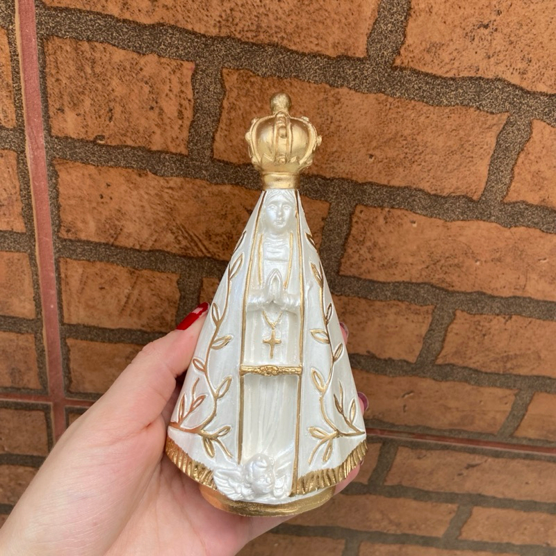 Imagem Nossa Senhora Aparecida Em Detalhes Branco Perolado e Dourado Fé Religioso Católico.