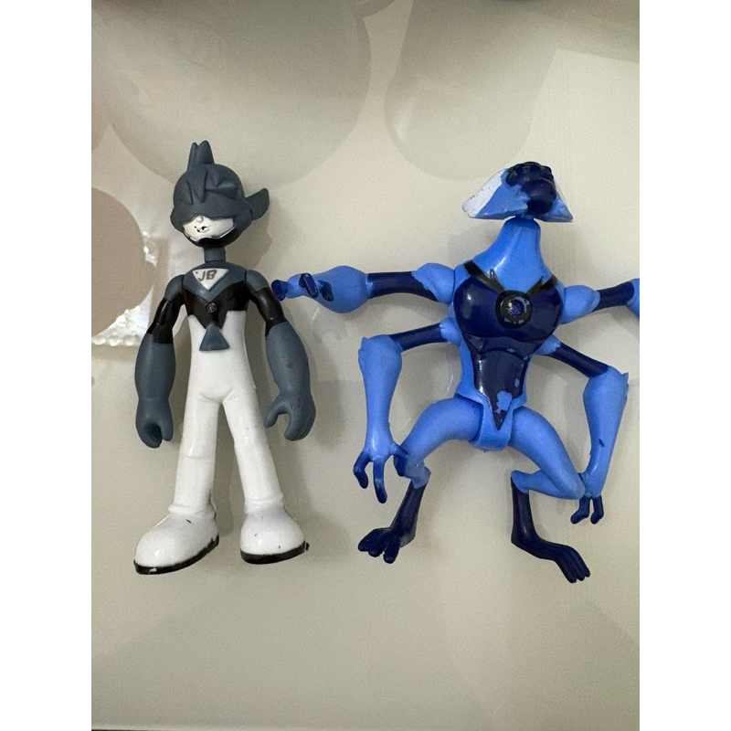 bonecos ben 10 macaco aranha e ultra ben