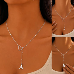 Colar feminino com pingente vazado em formato de coração com letras. Banhado a prata 925 ou ouro 18K