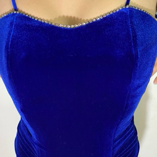 Vestido de Veludo Azul Royal com Fenda e Aplicação em Strass | Elegante | Veste M | 10/10 | Peça Única