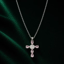 Gargantilha Cruz com Pedras Rosa Bebê em Prata 925 Feminina